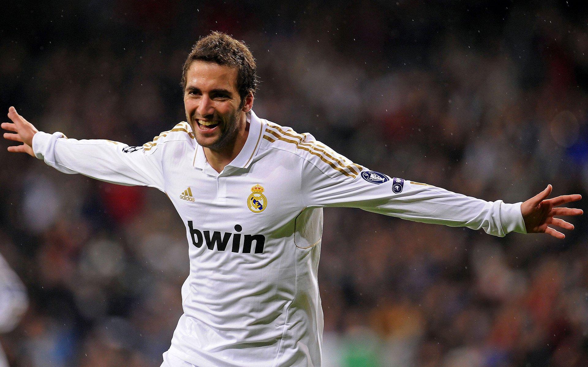 欧冠决赛巅峰对决，皇家马德里加时绝杀利物浦，第15次捧起大耳朵杯